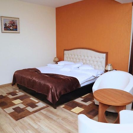 Hotel Crystal Palace Râmnicu Vâlcea Kültér fotó