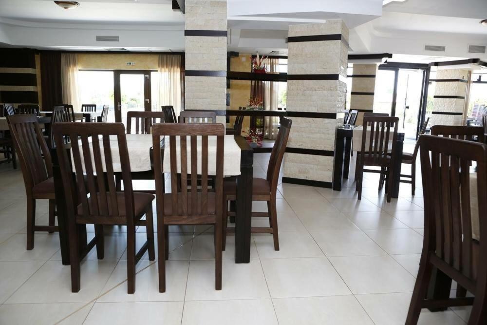 Hotel Crystal Palace Râmnicu Vâlcea Kültér fotó
