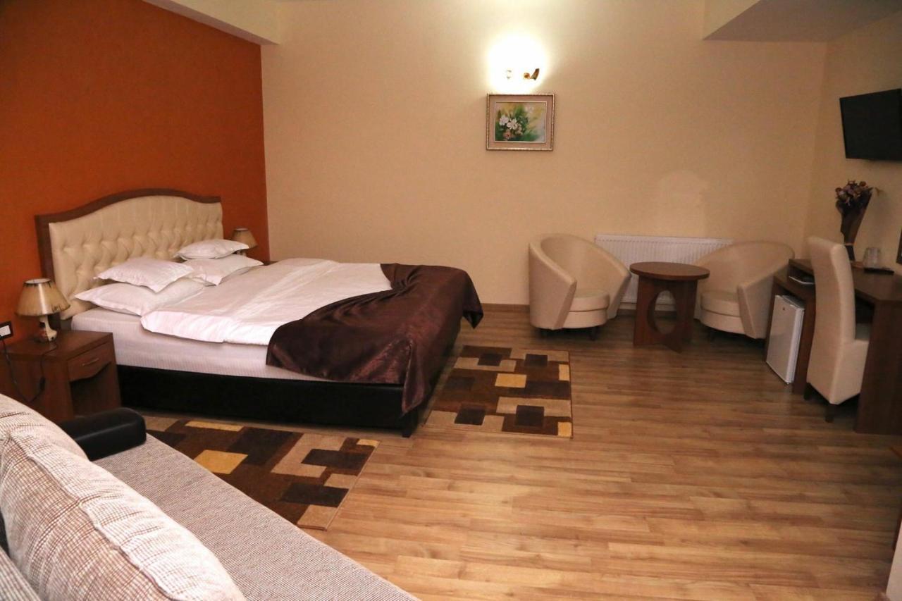 Hotel Crystal Palace Râmnicu Vâlcea Kültér fotó