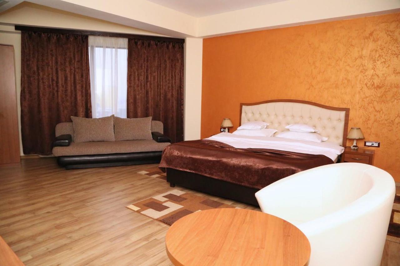 Hotel Crystal Palace Râmnicu Vâlcea Kültér fotó